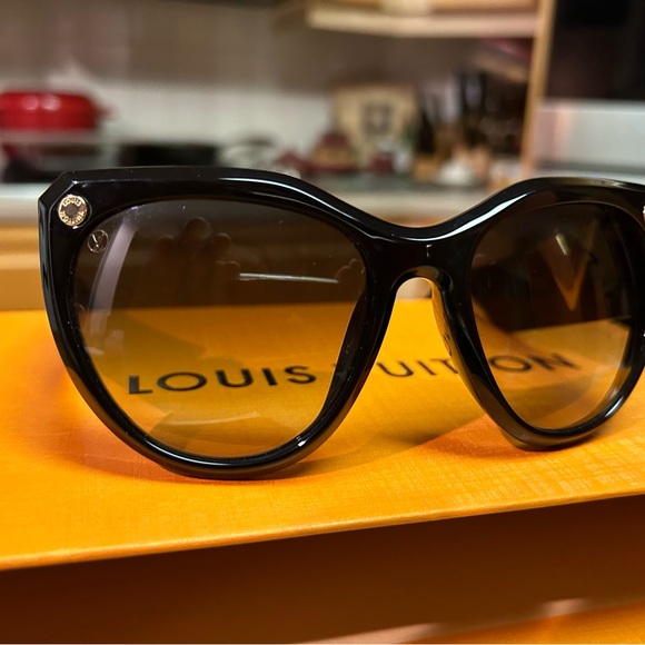 Louis Vuitton “My Fair Lady” Sunglasses - Never Been Worn - NEW - Picture 2 of 3